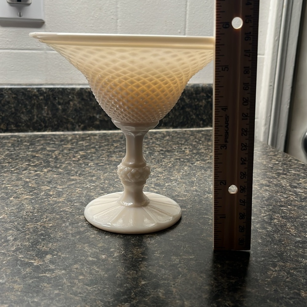 Vtg Milk Glass, Pedestal Bowl, Wedding Decor Desert Bowl, Fruit Bowl, candy dish - Picture 10 of 11